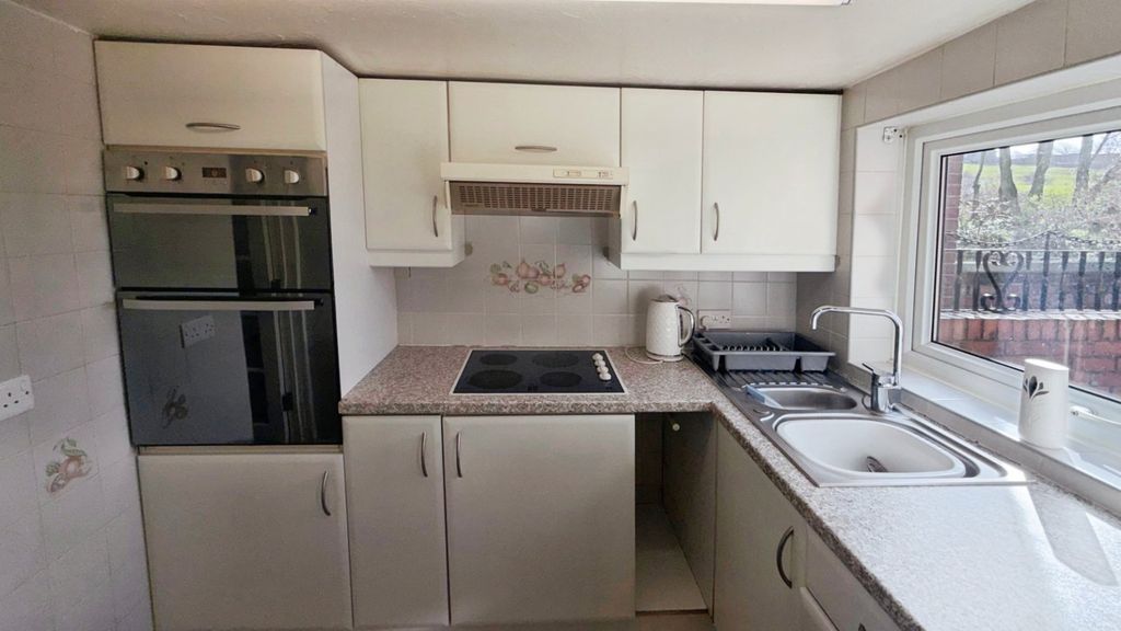 Property photo 3 of 20 Kitchen