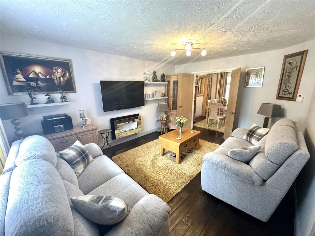 Property photo 3 of 24 Lounge