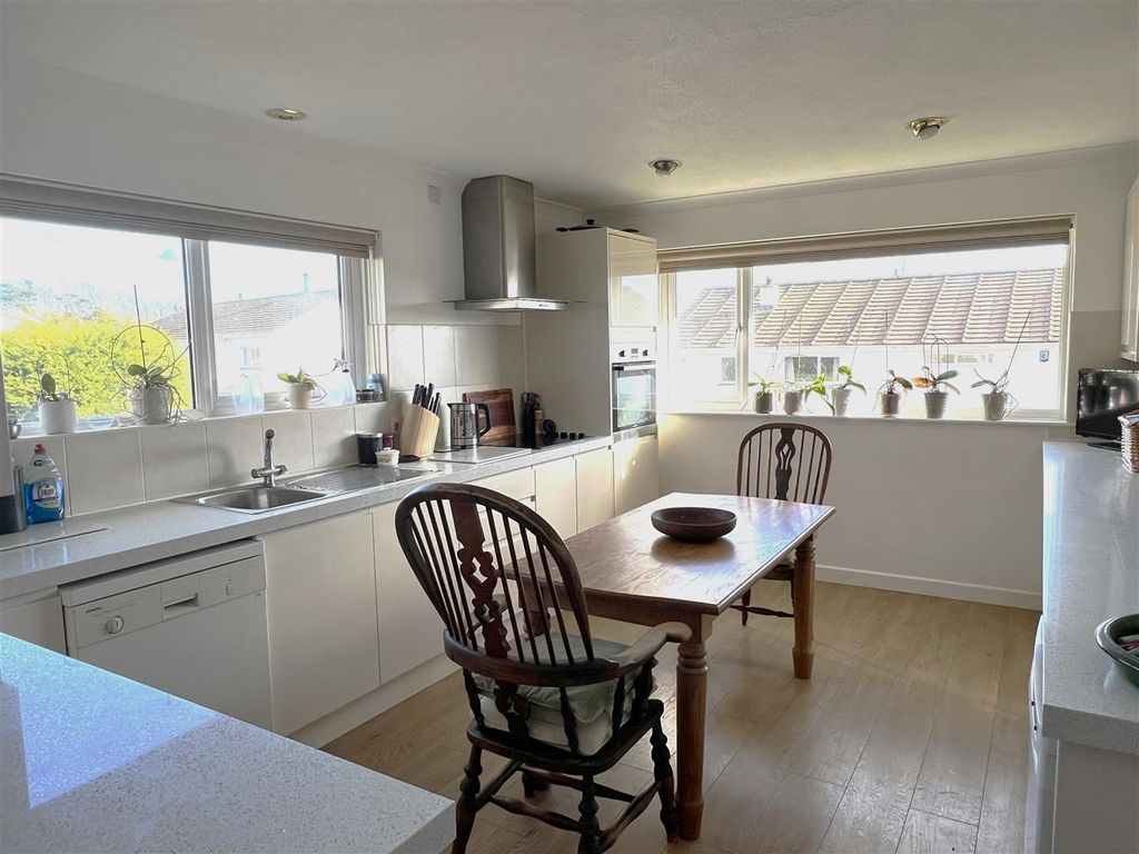 Property photo 2 of 34 Kitchen: