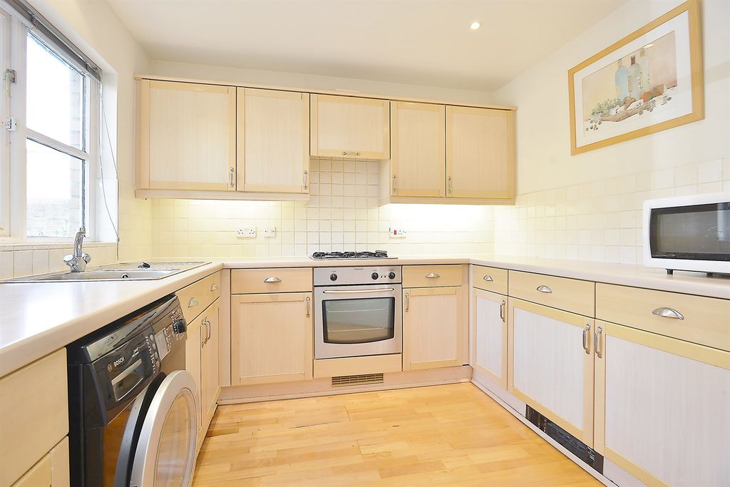 Property photo 3 of 10 Kitchen