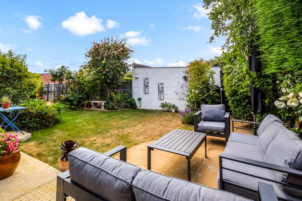 Property photo 2 of 12 Garden