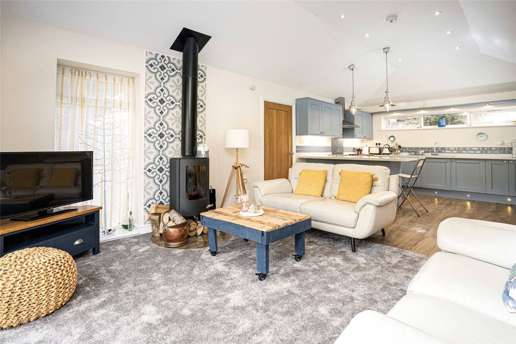 Property photo 3 of 13 4772713