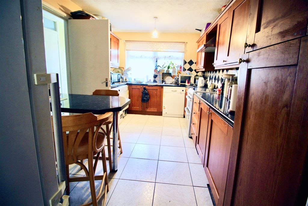 Property photo 3 of 11 Kitchen