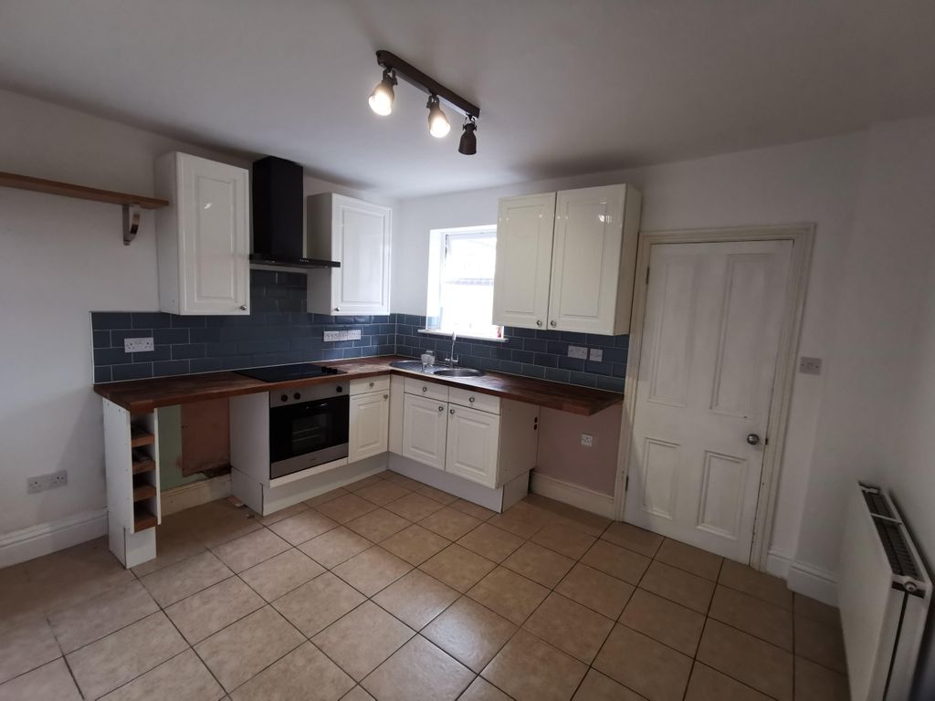 Property photo 3 of 8 Kitchen