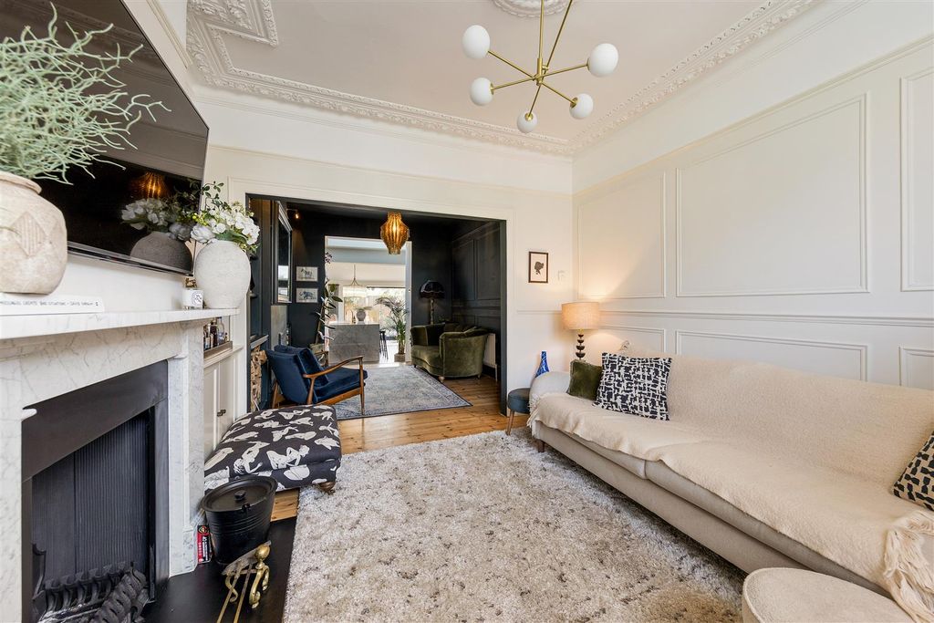 Property photo 2 of 42 Shrubland Road, E17