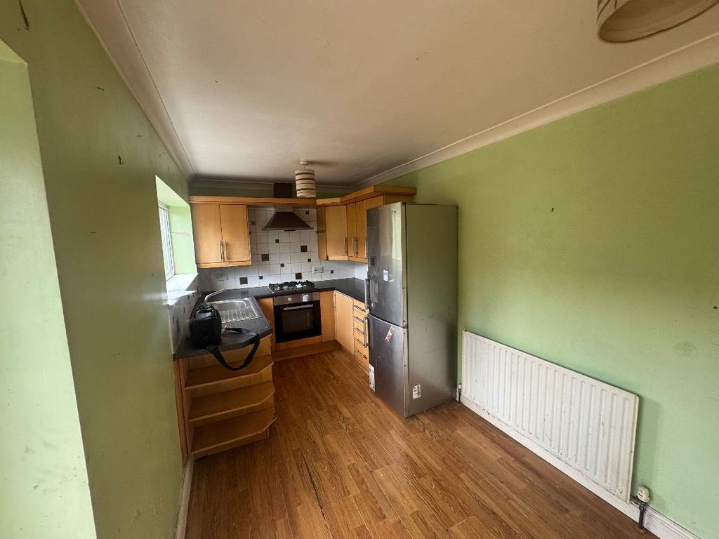 Property photo 3 of 11 Kitchen