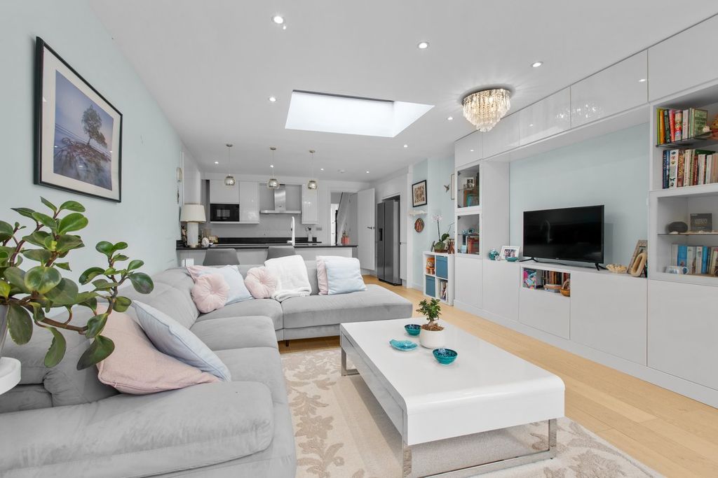 Property photo 3 of 25