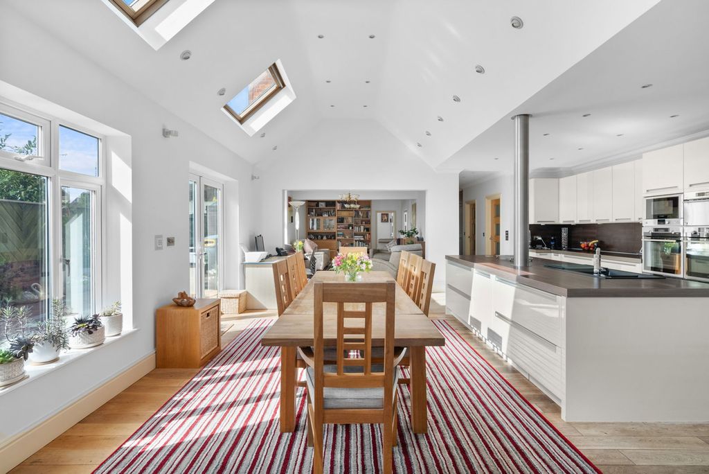 Property photo 2 of 28