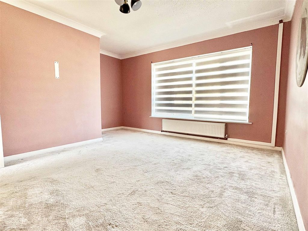 Property photo 3 of 11 l1.Jpg