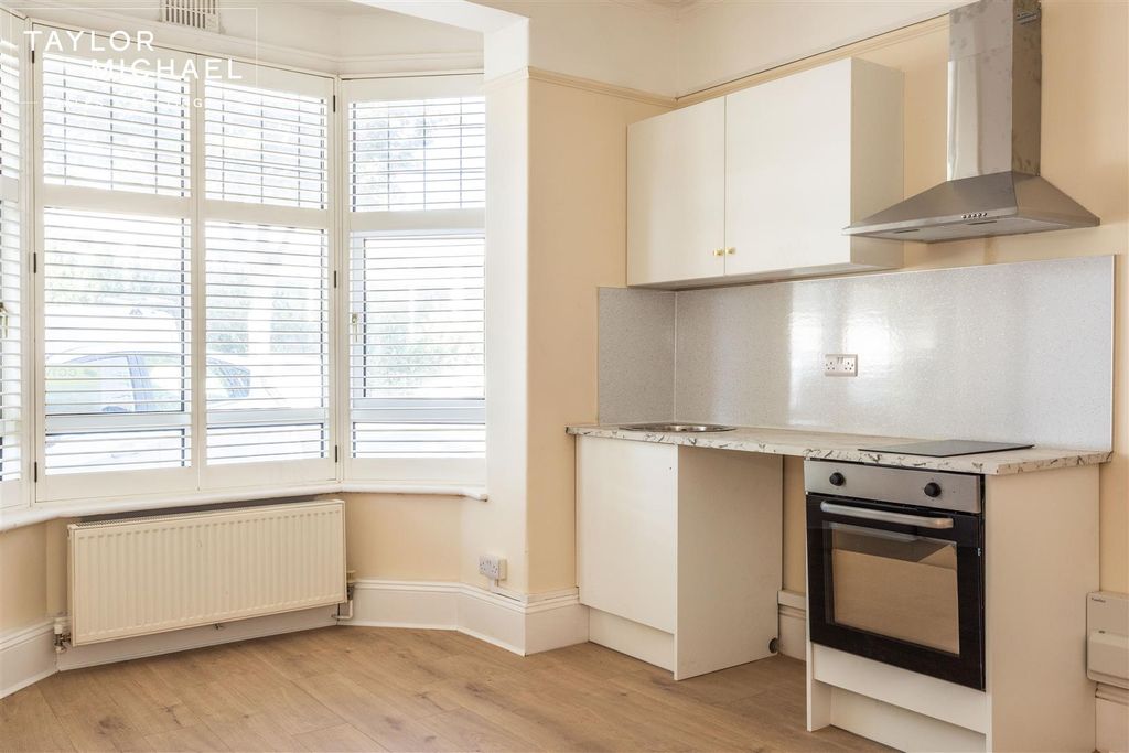 Property photo 3 of 10 Bedsit