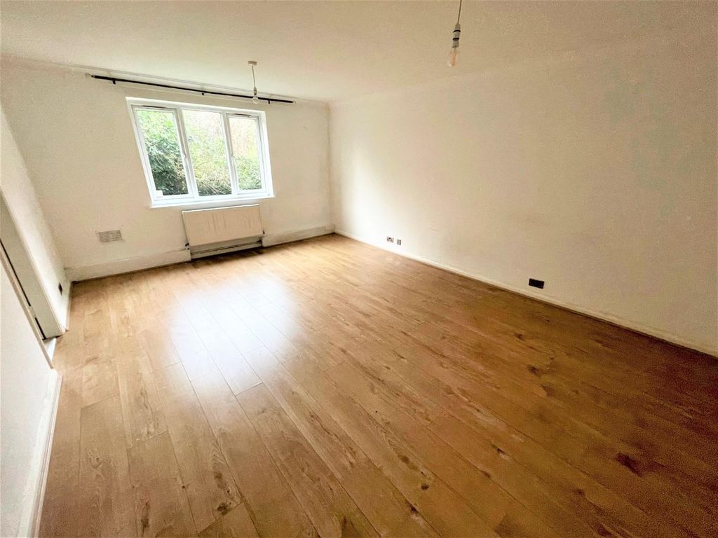 Property photo 3 of 7 Living.Jpg