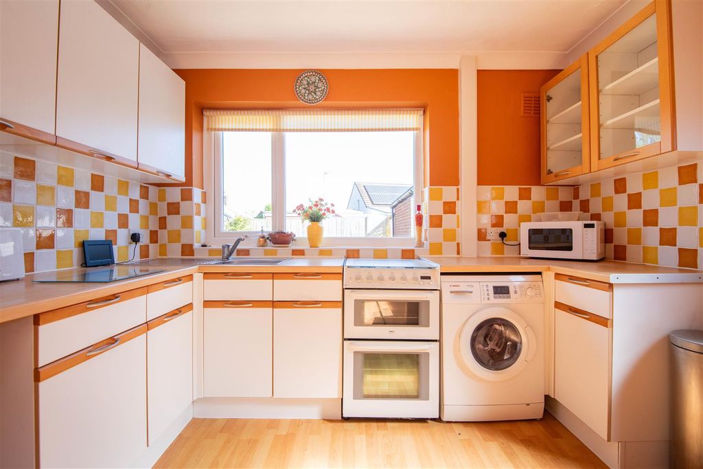 Property photo 3 of 18 Kitchen
