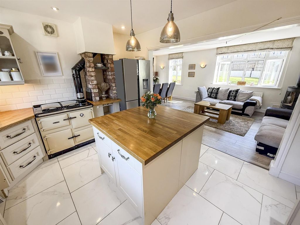Property photo 2 of 28 Kitchen / Dining Area