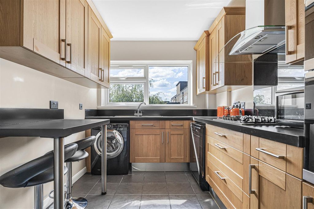 Property photo 3 of 11 Kitchen