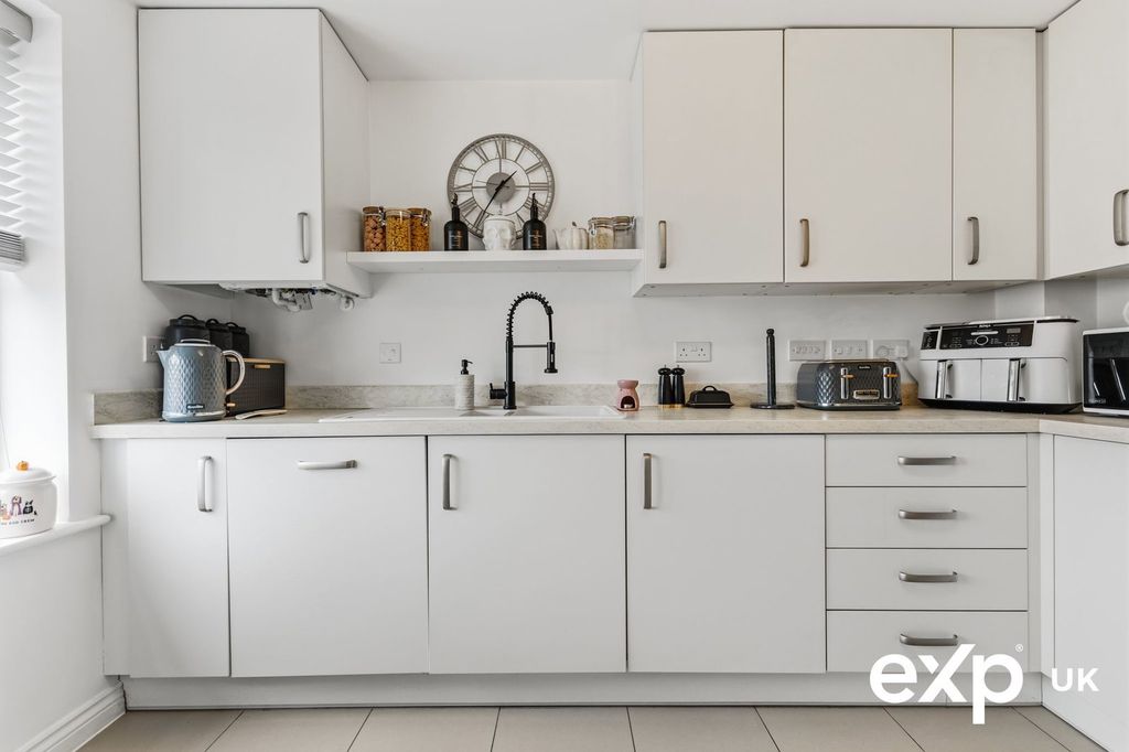 Property photo 3 of 33