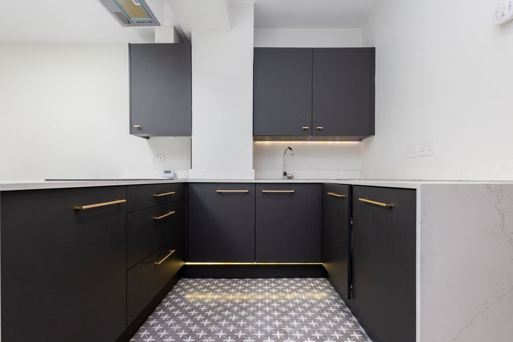 Property photo 2 of 12 R6M_4556