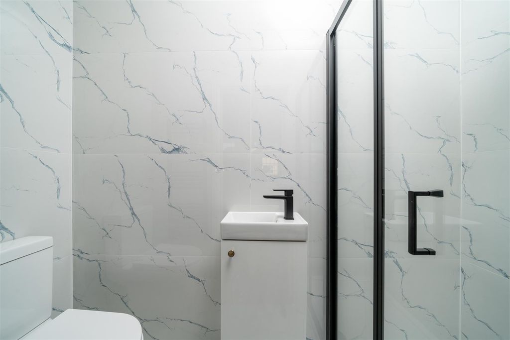 Property photo 3 of 6 Flat 4 Bathroom.Jpg