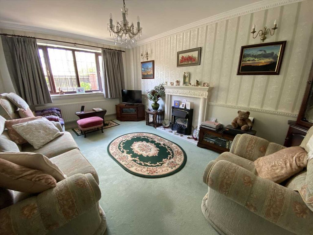 Property photo 3 of 12 Lounge: