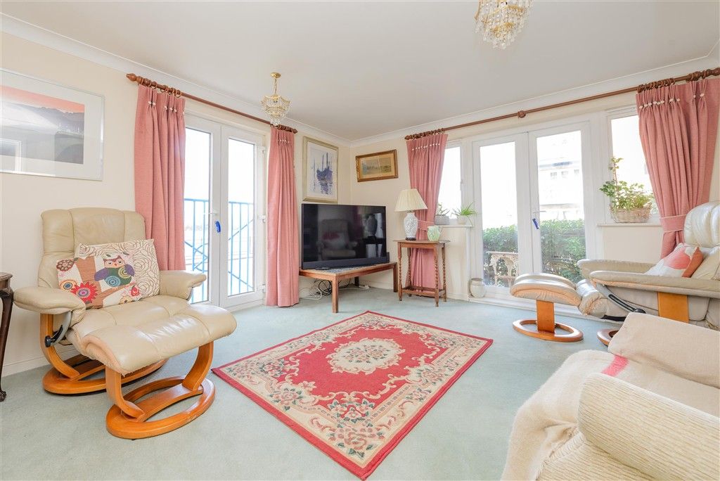 Property photo 3 of 12 Lounge