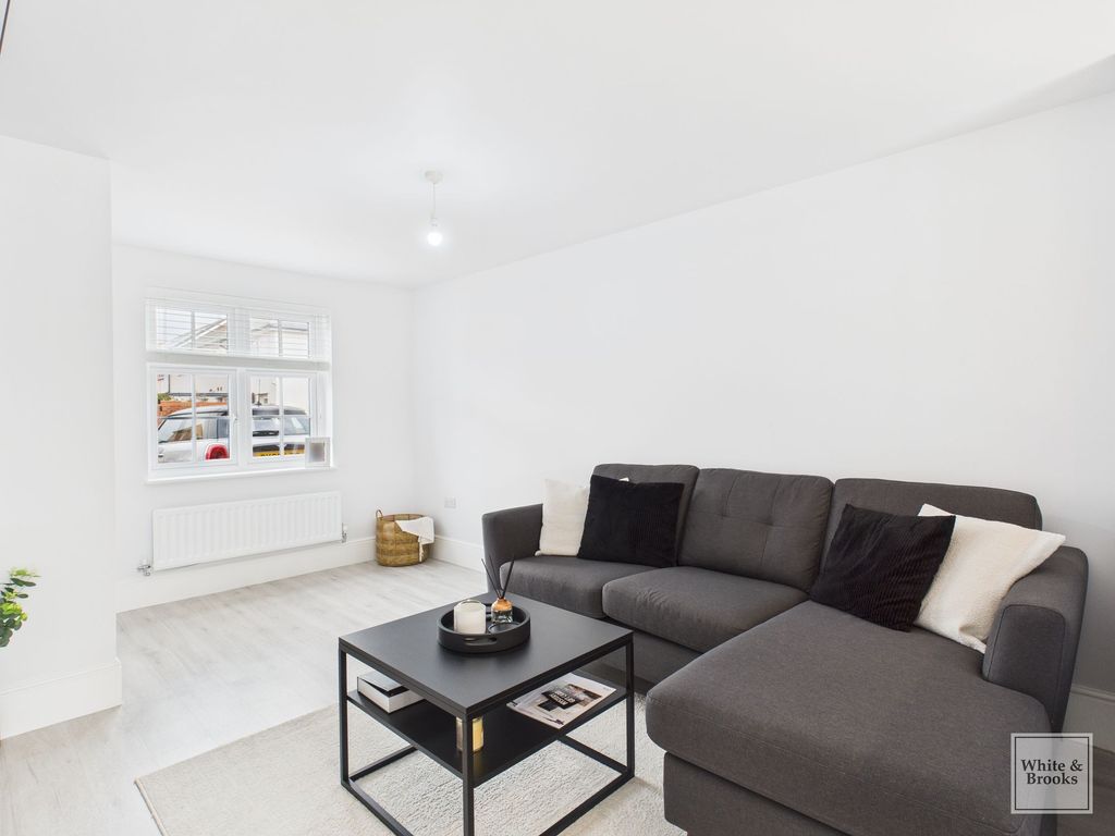 Property photo 2 of 18 Living Room