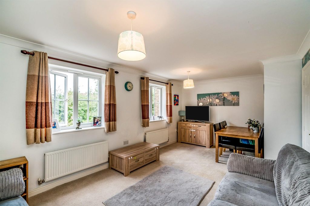 Property photo 3 of 7 Living Room