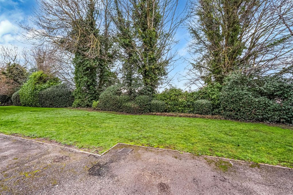 Property photo 3 of 9 Gardens