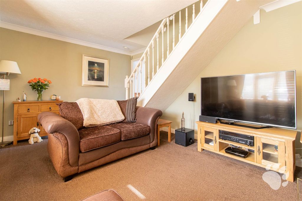 Property photo 3 of 17 Lounge