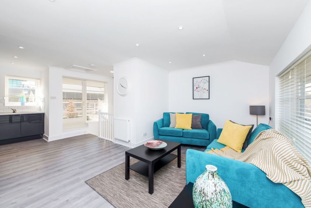 Property photo 1 of 8 Photo 4