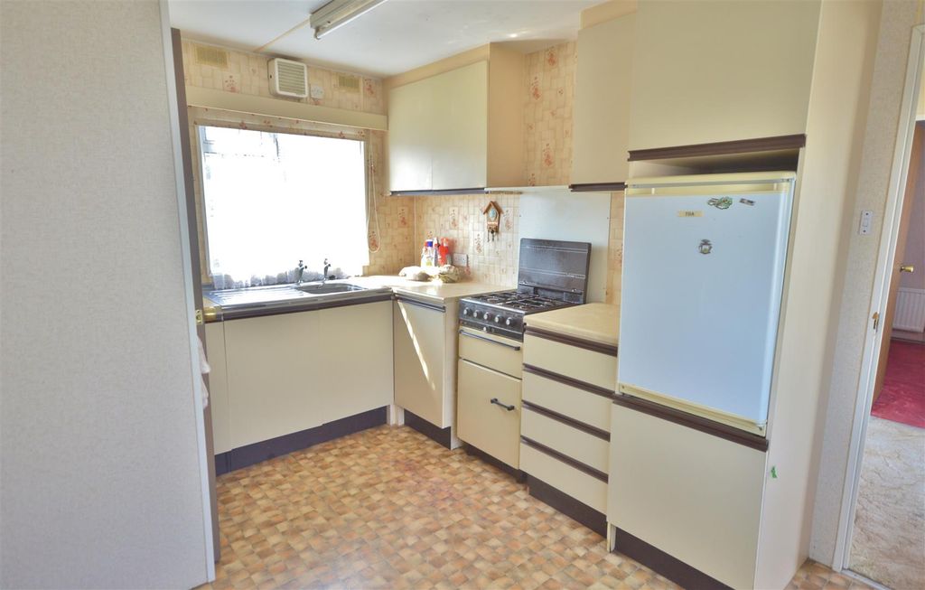 Property photo 3 of 9 Kitchen