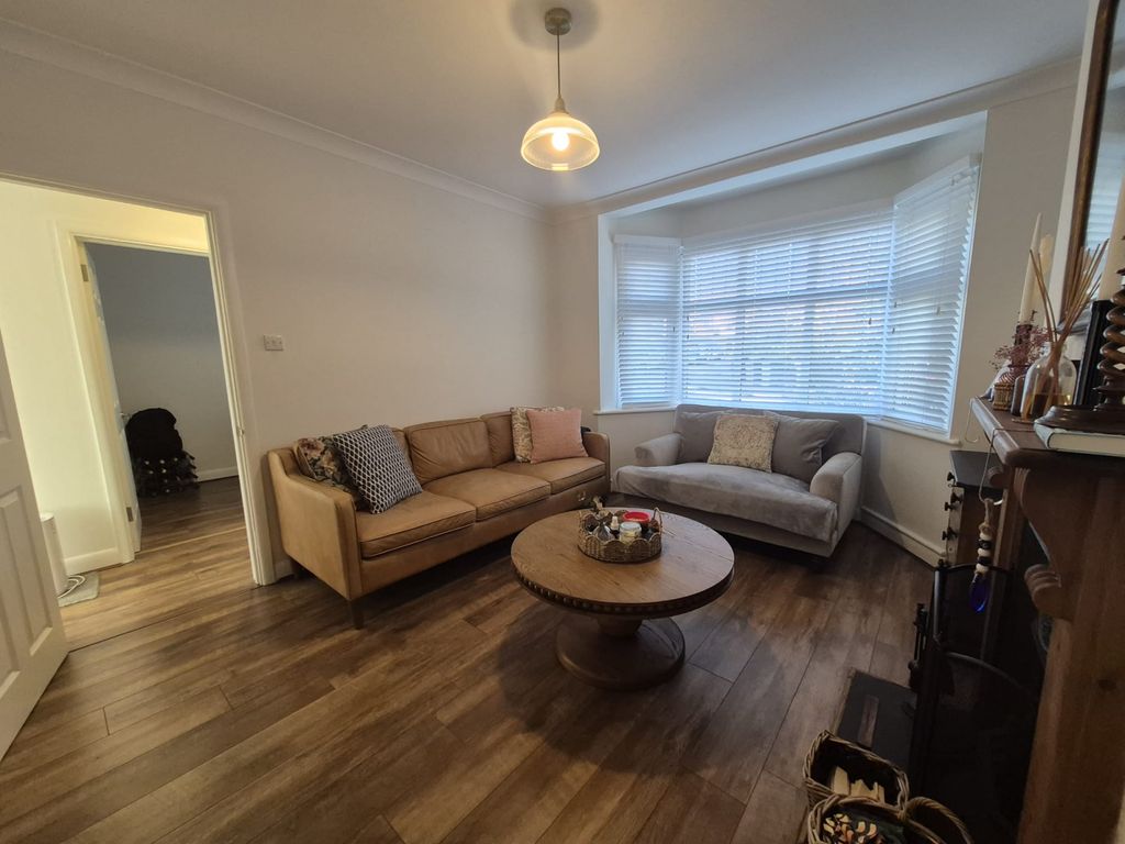 Property photo 1 of 10 Spacious 2-Bedroom Ground Floor Flat