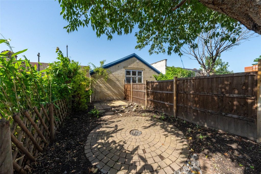 Property photo 2 of 18 Picture No. 17