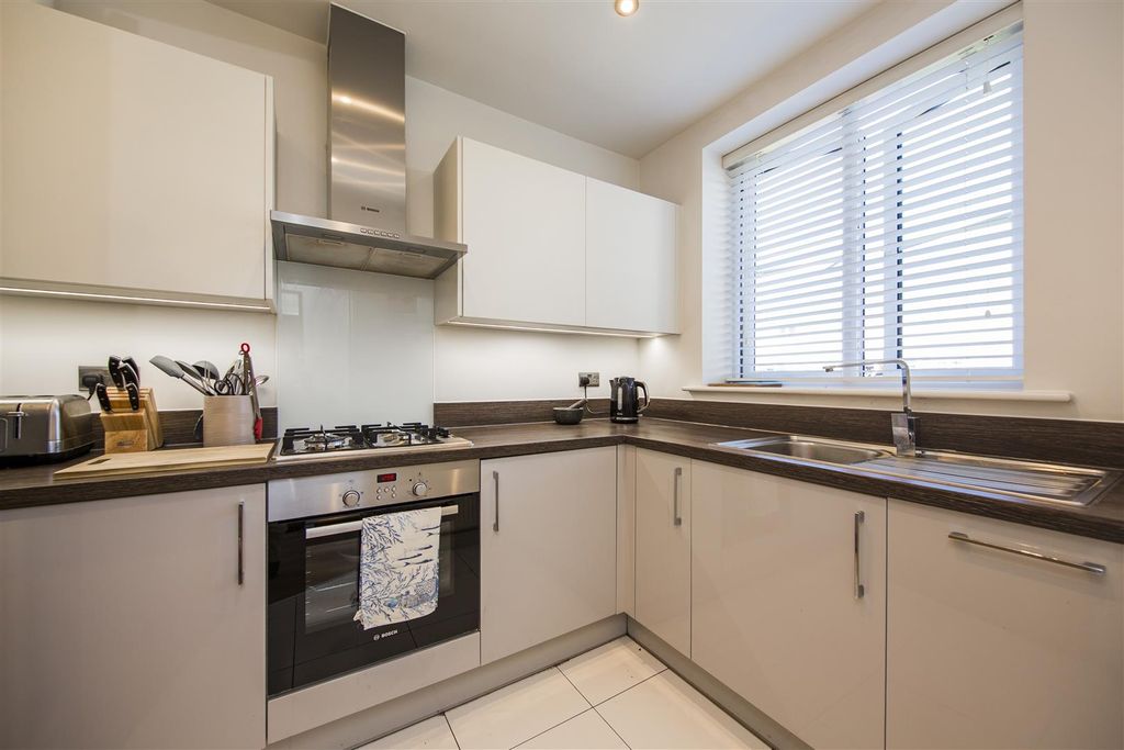 Property photo 2 of 22 Modern Fitted Kitchen
