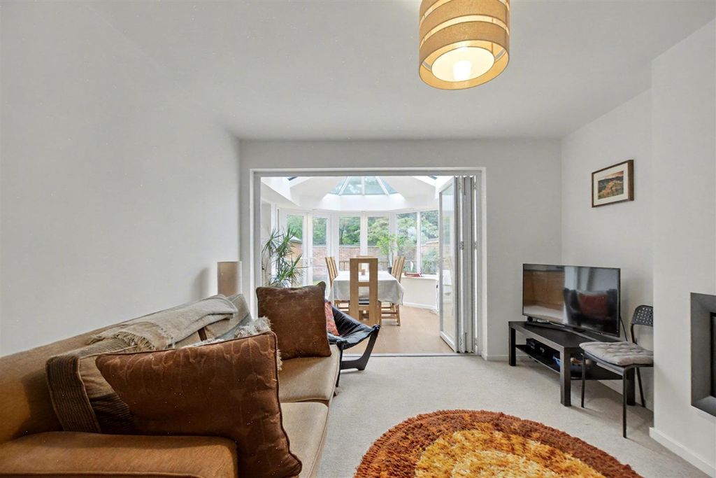 Property photo 2 of 28 Lounge