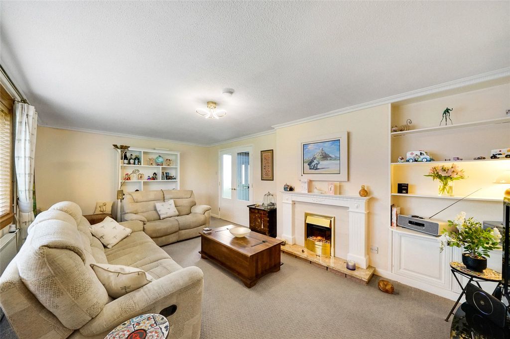 Property photo 3 of 24 Lounge