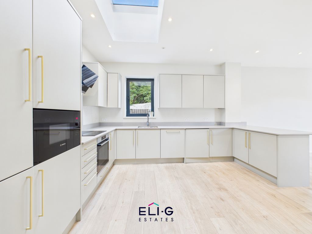 Property photo 1 of 14 3 Bed Detached House To Rent Albert Road, London Nw7
