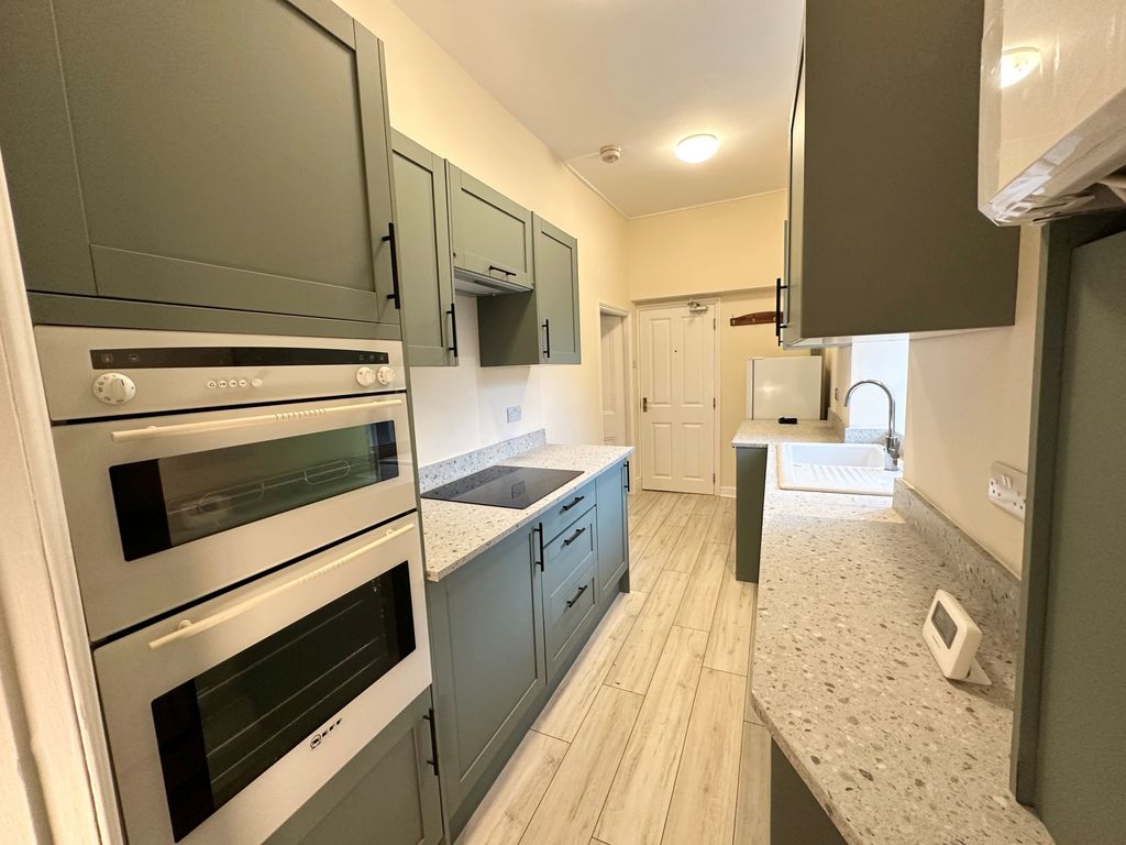 Property photo 3 of 9 Kitchen 2