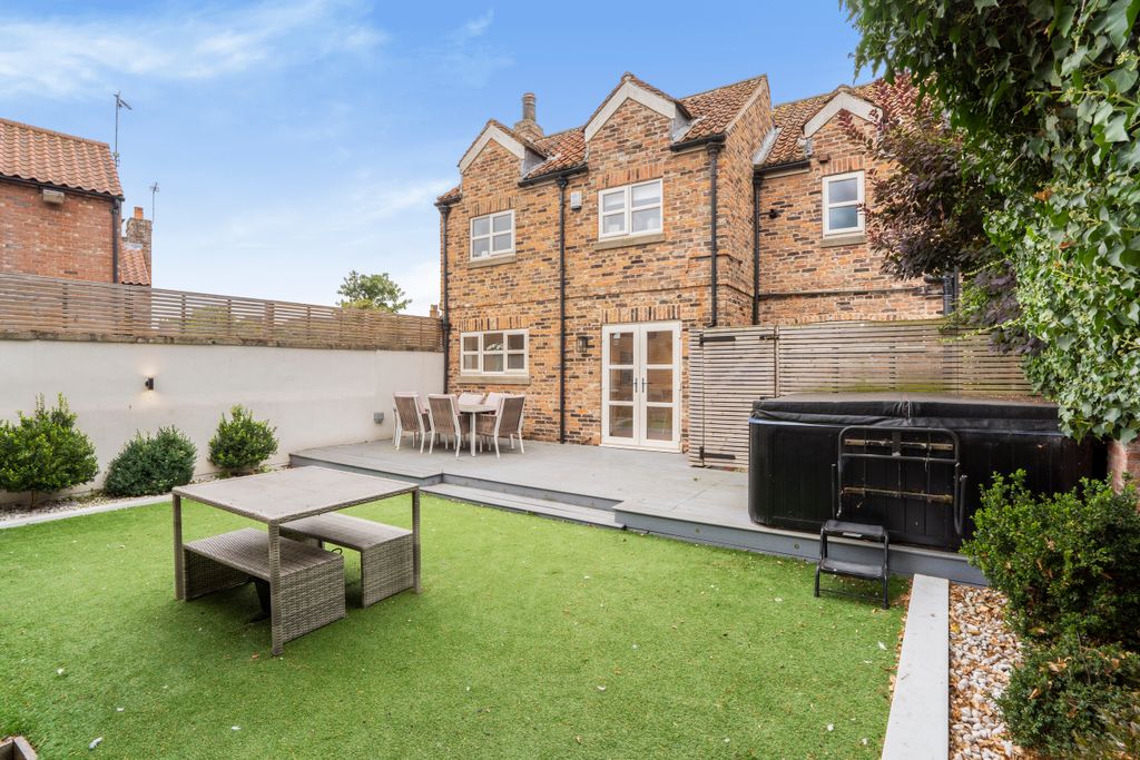 Property photo 1 of 16 Rear Garden 3