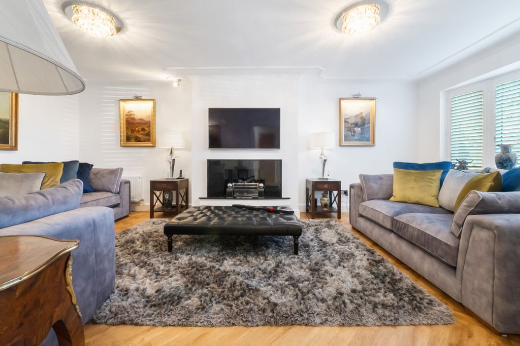 Property photo 3 of 32 4998352