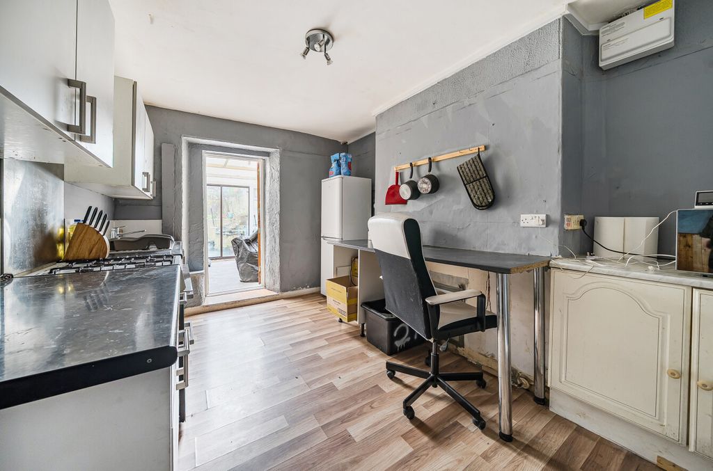 Property photo 3 of 11 1384880-2-692Dae9...