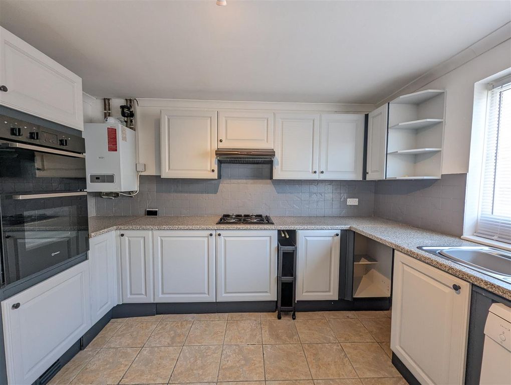 Property photo 3 of 26 18 Hawkins Road Kitchen