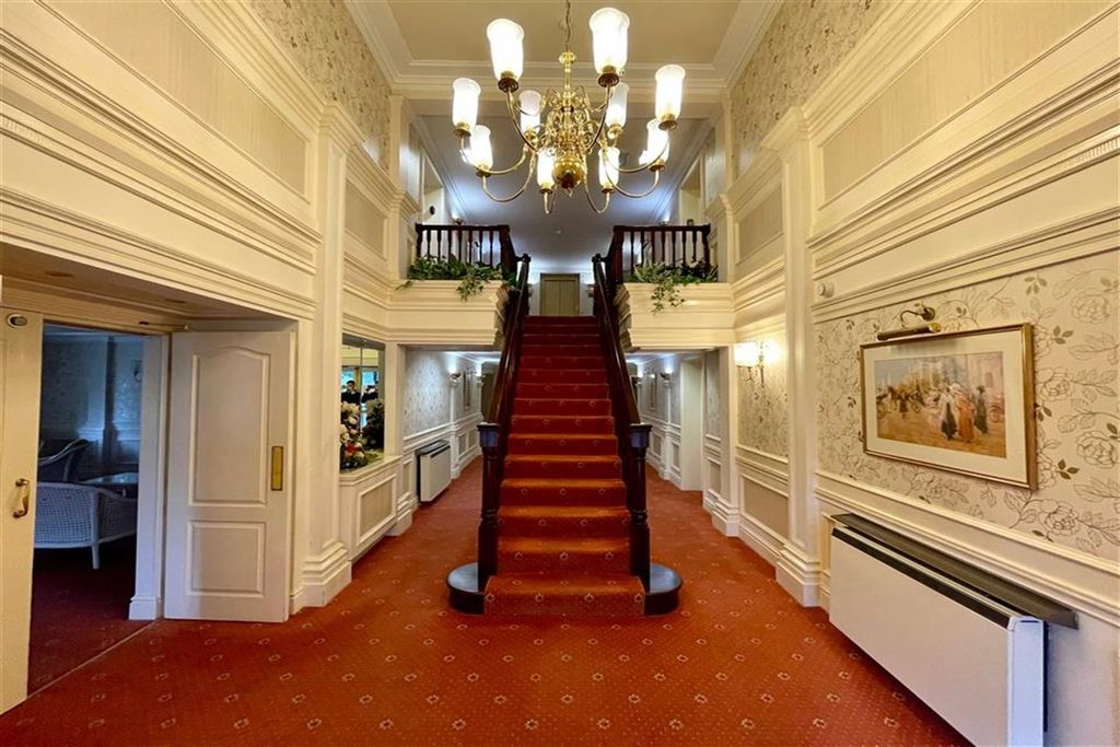 Property photo 2 of 10 Communal Hallway
