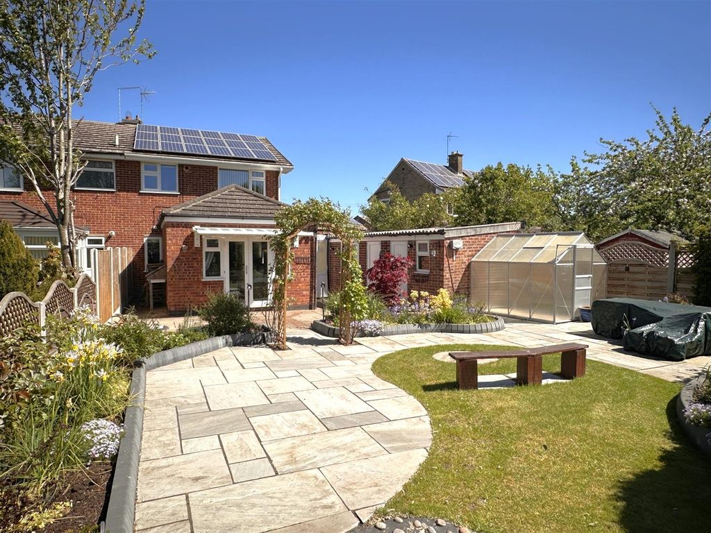 Property photo 3 of 21 Lovely Landscaped Garden 476