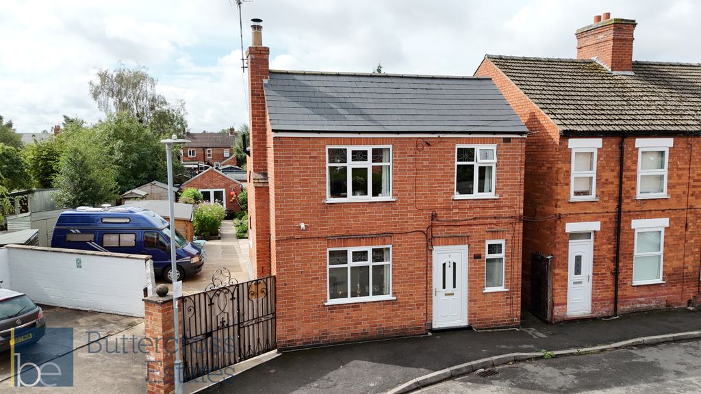 Property photo 2 of 33 Milton Street