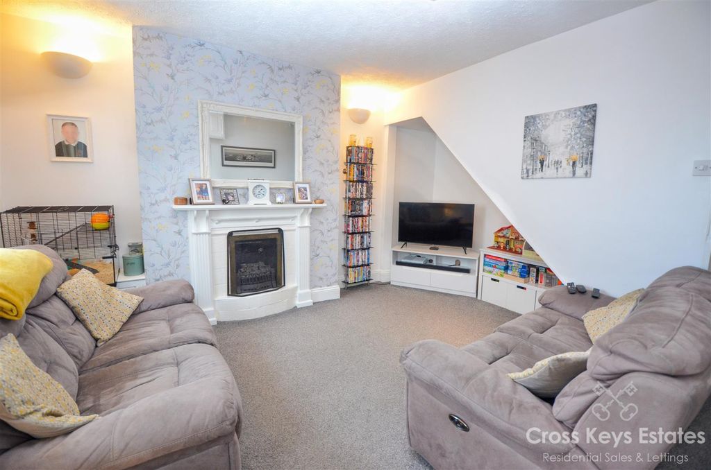 Property photo 2 of 18 Sitting Room