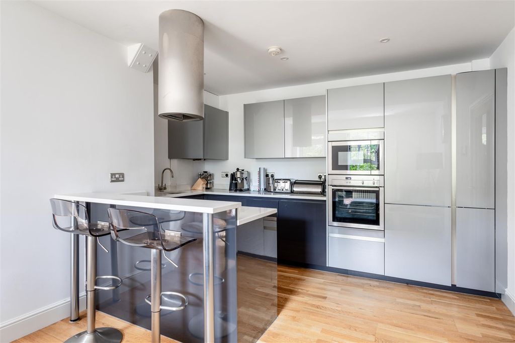 Property photo 2 of 17 6 Station Quarter Apartments-5.Jpg