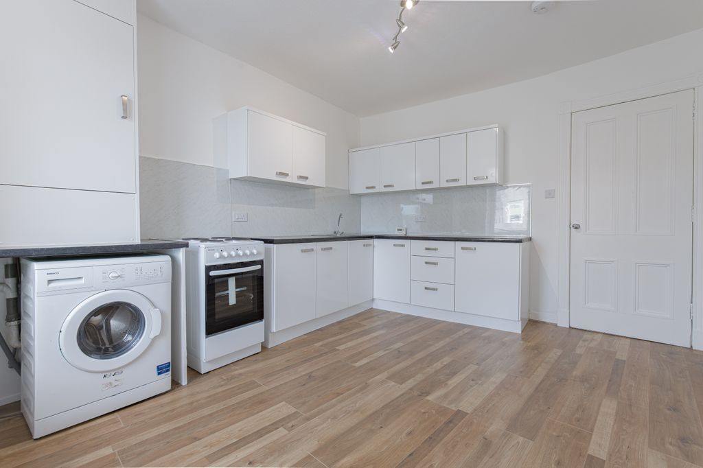 Property photo 3 of 13 Kitchenangle2