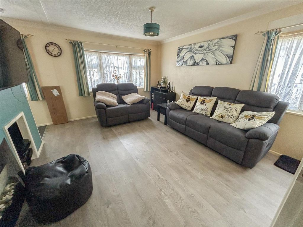 Property photo 2 of 13 Lounge