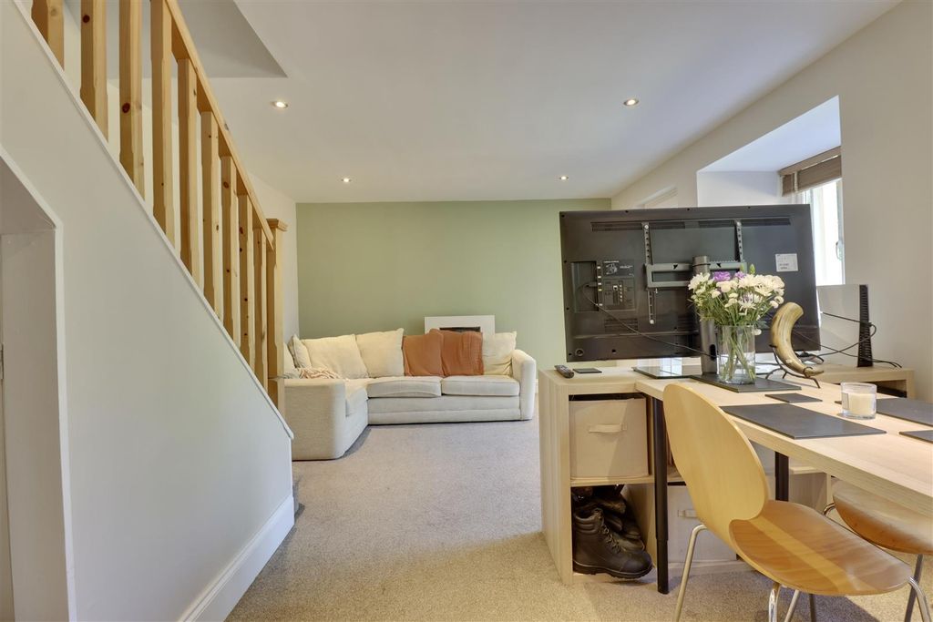 Property photo 3 of 18 Bade24Ca-C4E0-4E49-8B40-C619144693A6_1_201_A.Jpeg