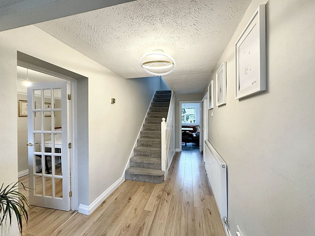 Property photo 2 of 16 Entrance Hall