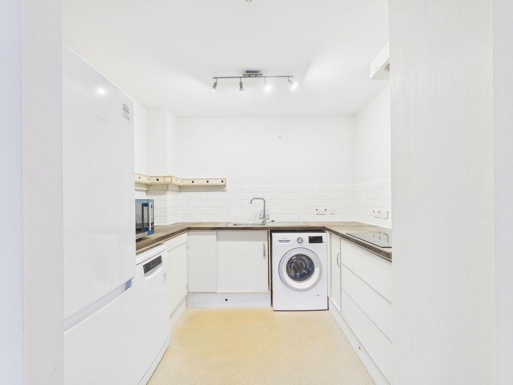 Property photo 3 of 10 Kitchen